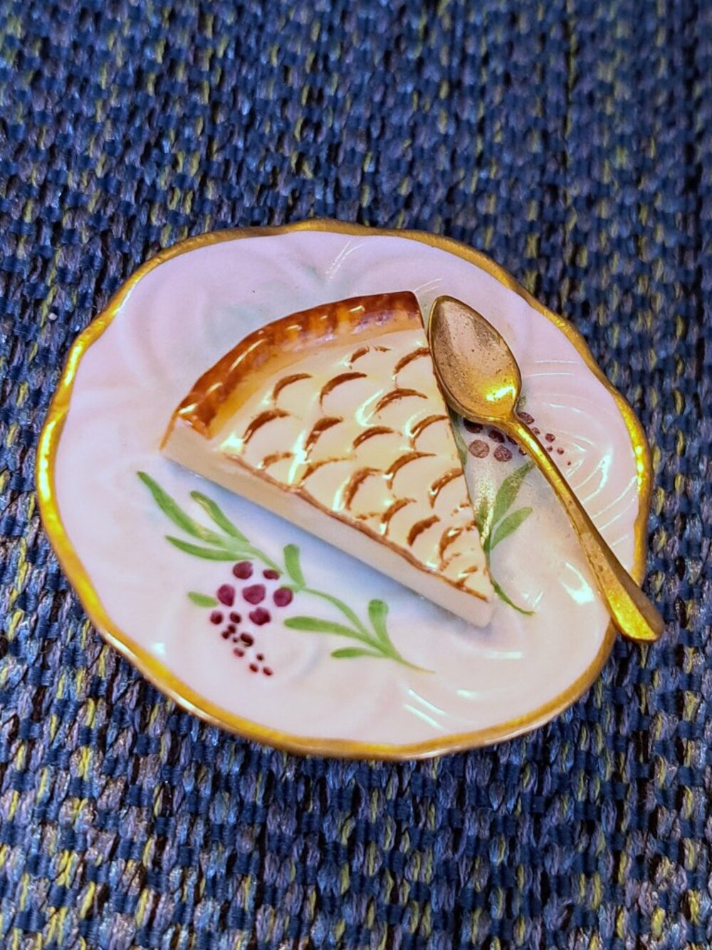 CHARMING LIMOGES TRINKET BOX W SLICE OF PIE & SPOON ON TOP PEINT MEIN FRANCE